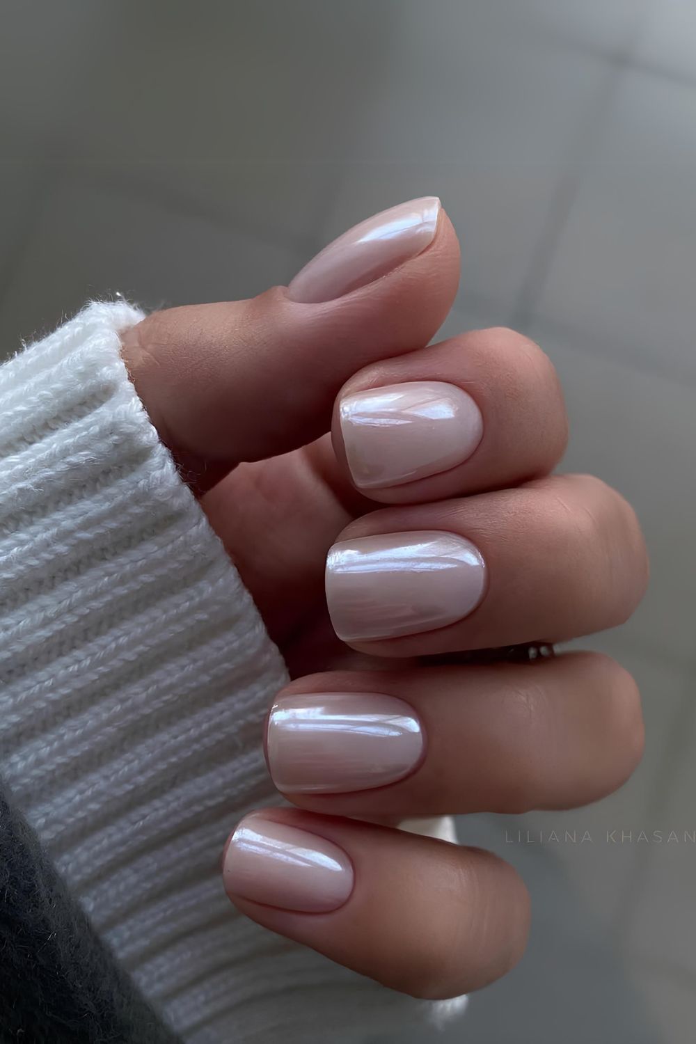 Neutral mani with chrome finish