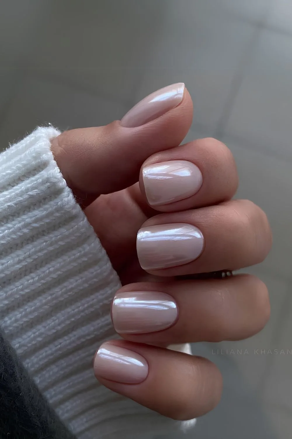 Neutral mani with chrome finish