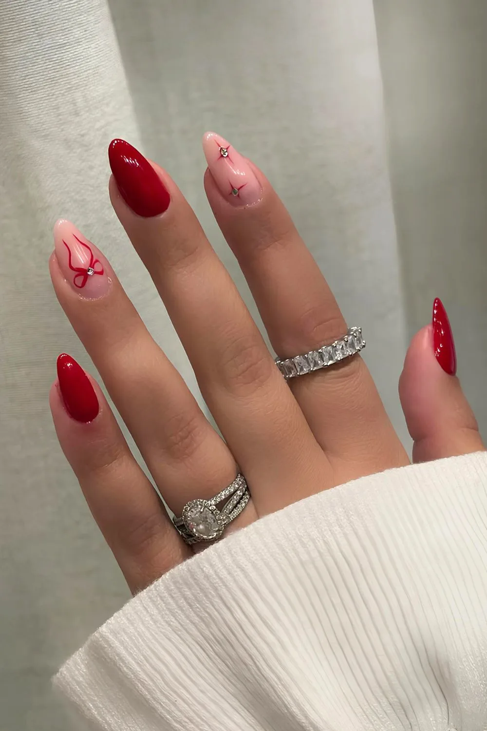 Red nails with bows and starbursts