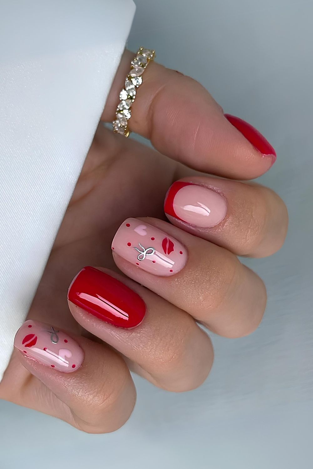 Short red and soft pink nails with kiss,bows and heart details