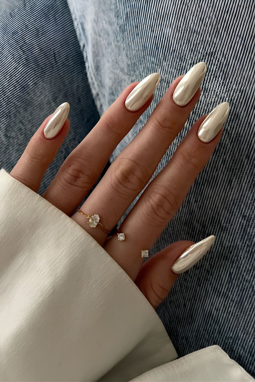 Vanilla chrome-effect nails