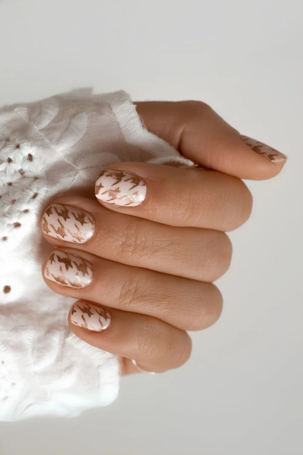 White mani with gold houndstooth accent