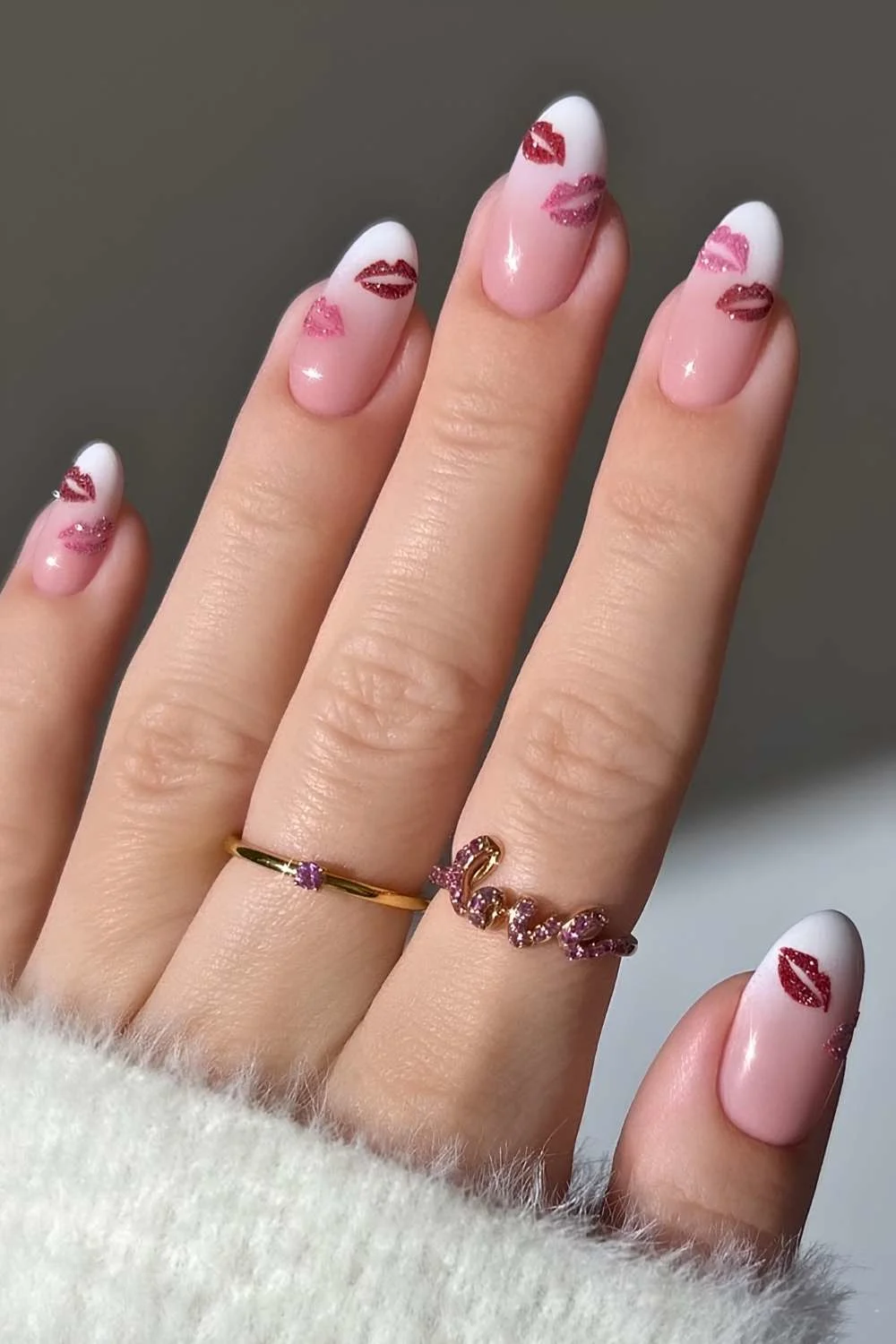 White ombre mani with kiss art