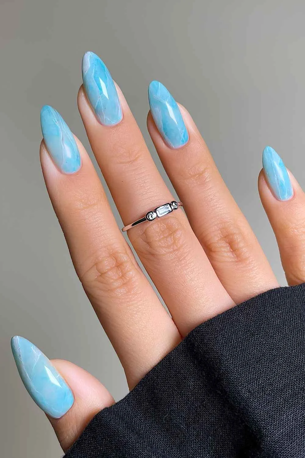 Aquamarine marble manicure