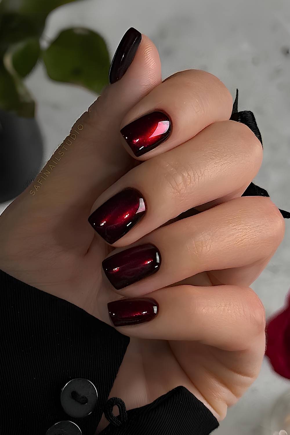 Black and red cat eye mani