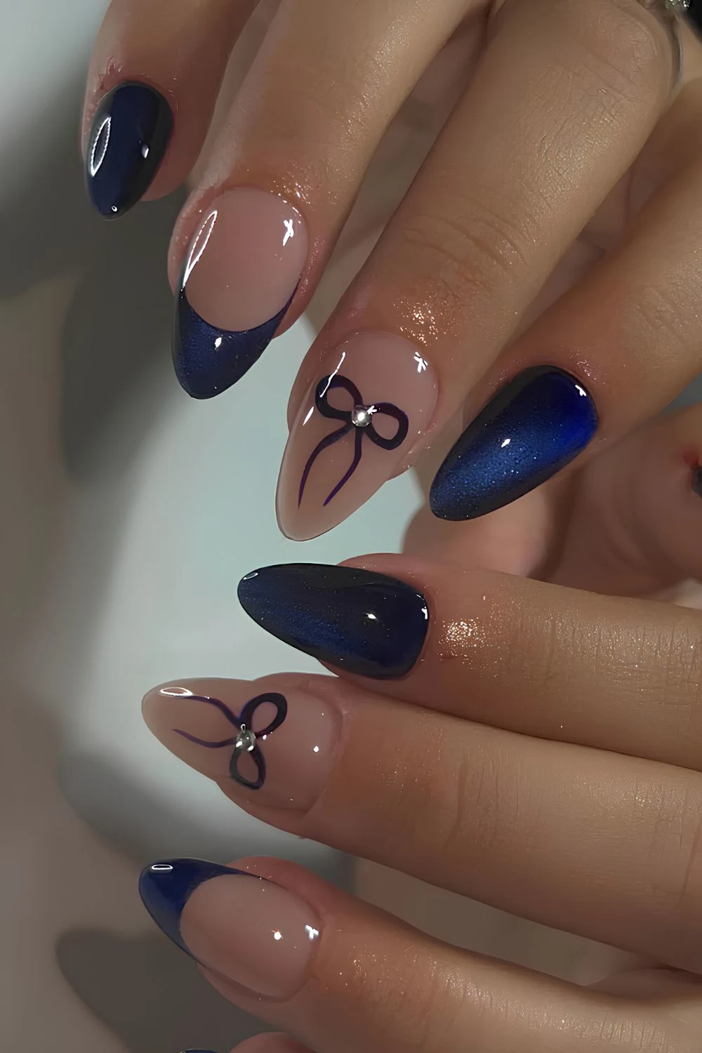 Dark blue cat-eye effect nails