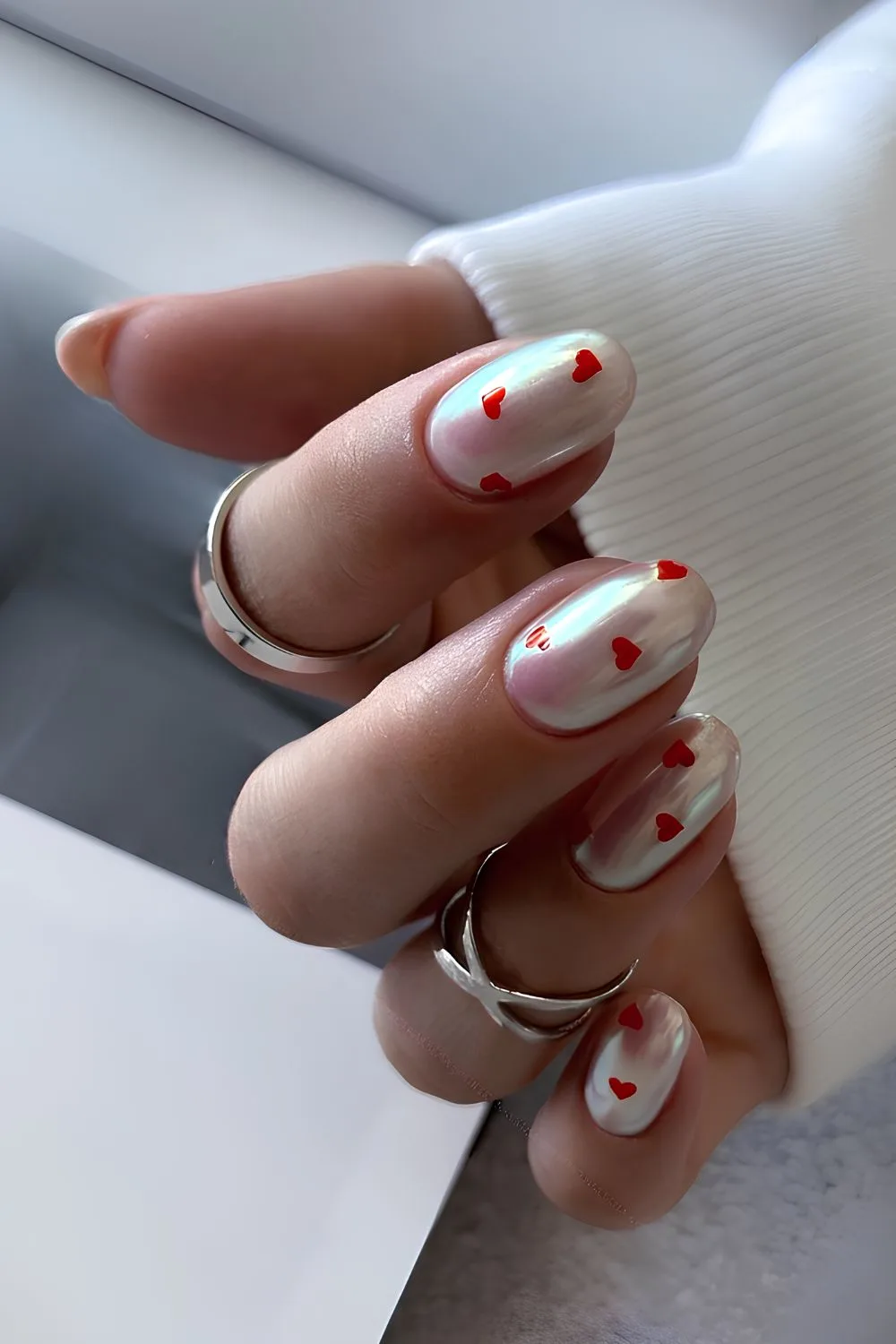 Pearly white chrome mani with red hearts