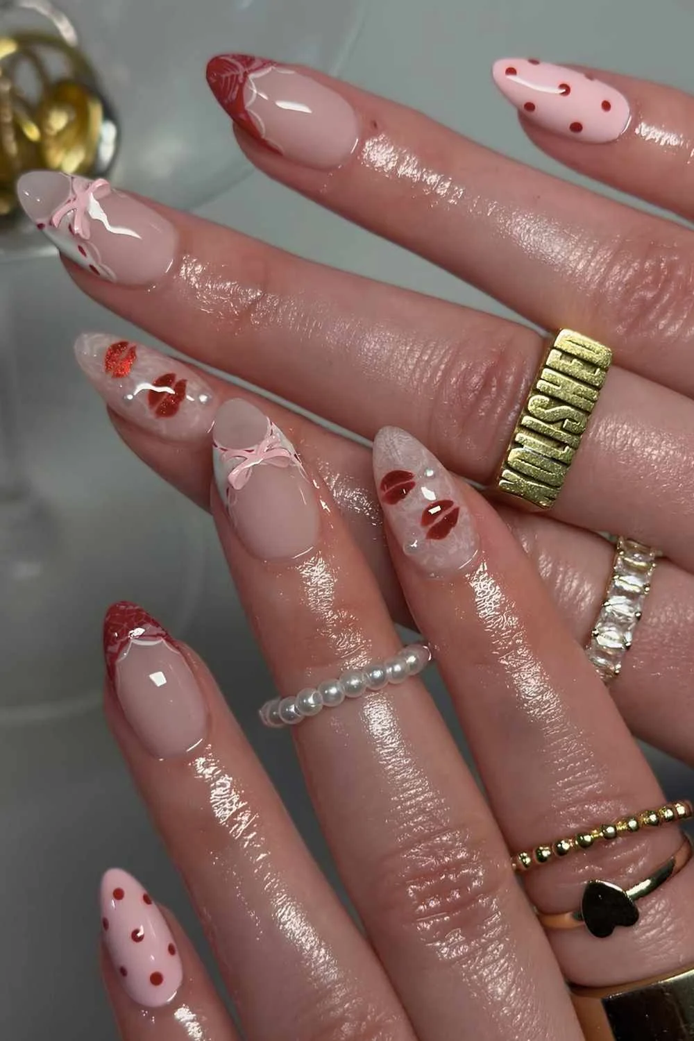 Red and pink nails with bows and kiss art