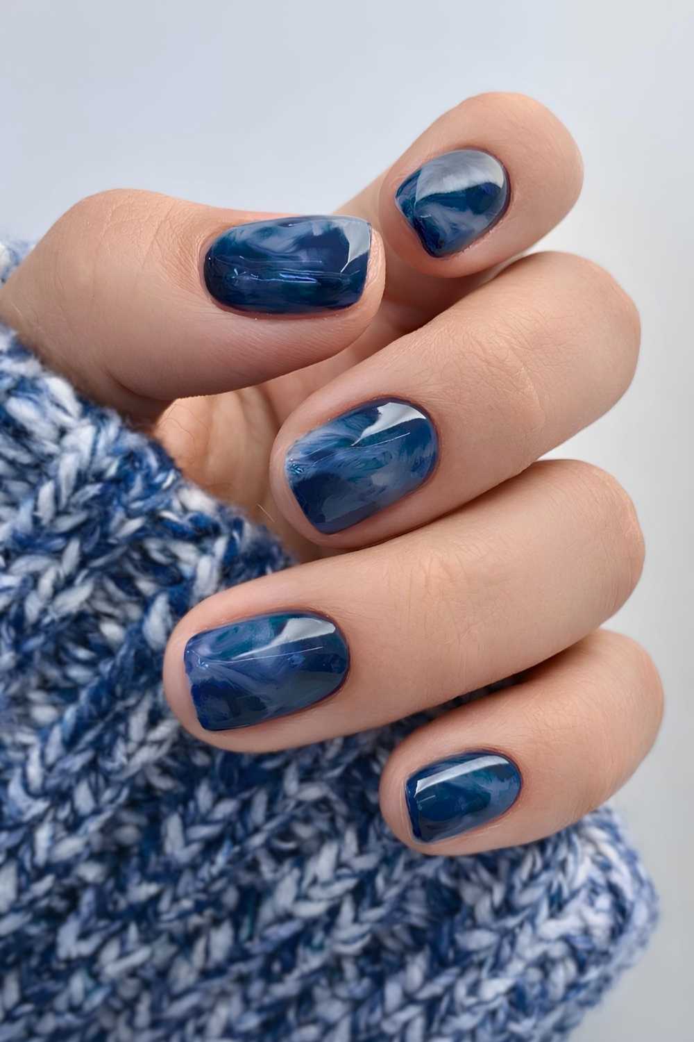 Short marble navy blue manicure