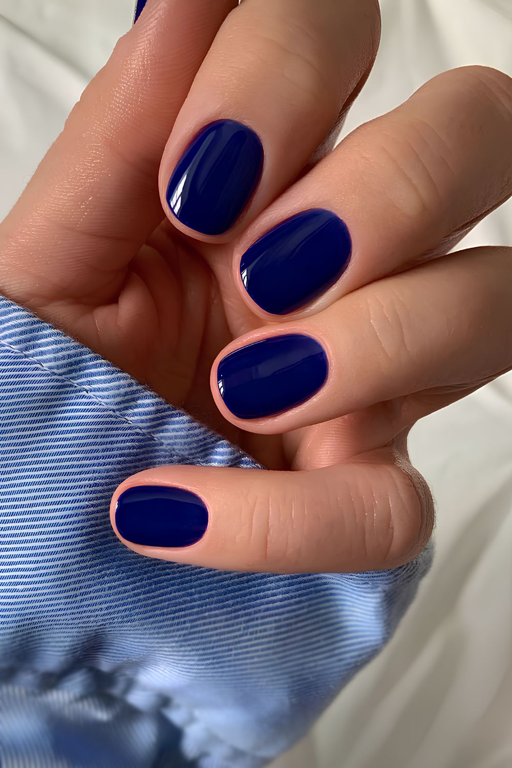 Short navy blue manicure