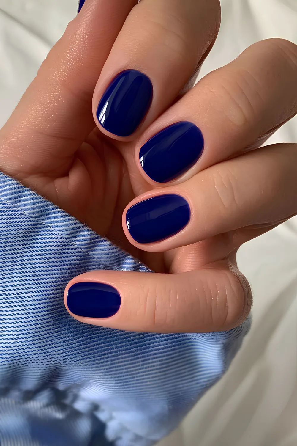 Short navy blue manicure