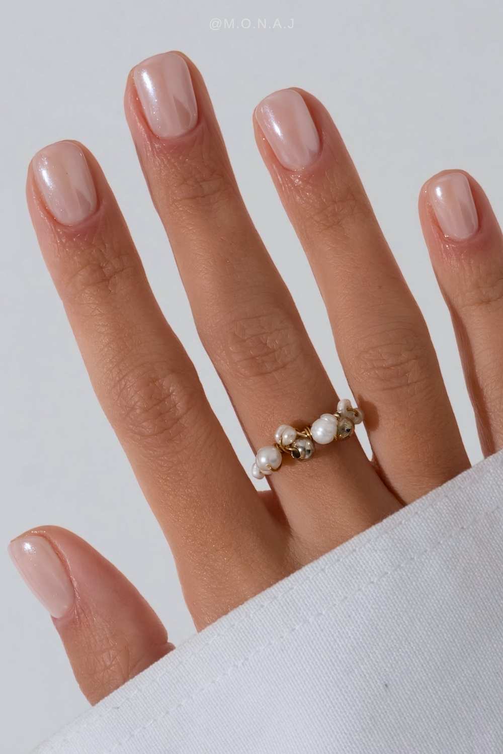 Short pearly chrome manicure