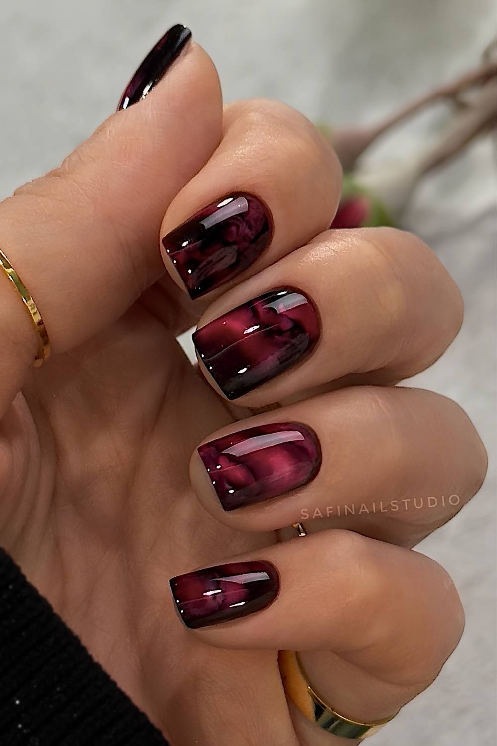 Short red and black marble manicure