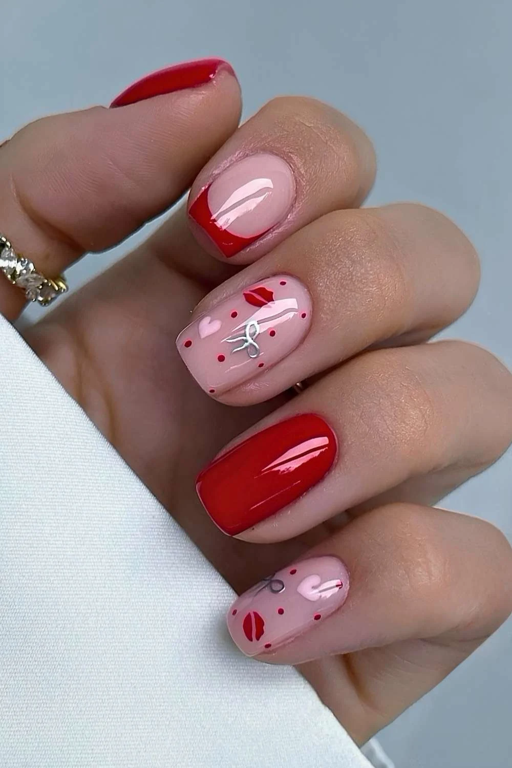 Short red mani with bows and hearts
