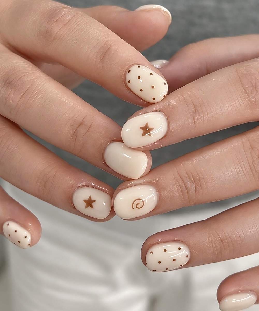 Short vanilla mani with dots and stars
