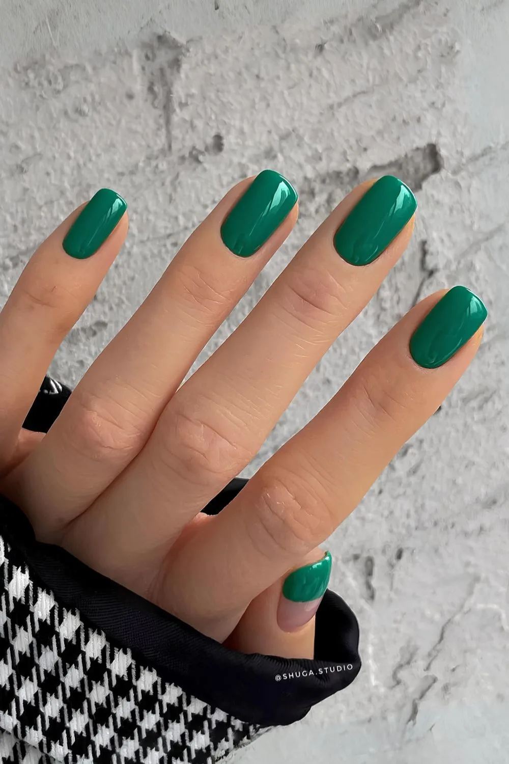 Solid shamrock green manicure