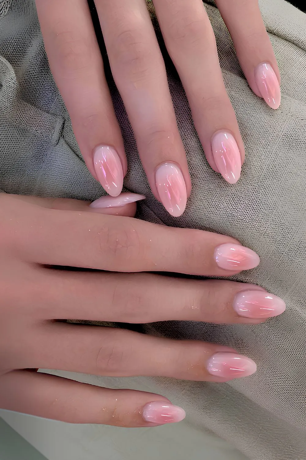 Aura-effect nails in two shades of pink