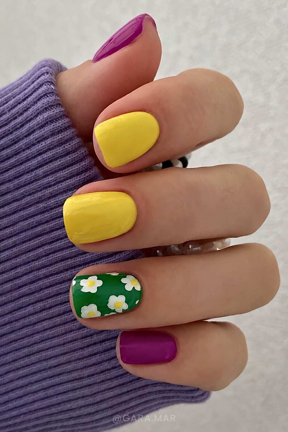 Colorful mani with micro daisies