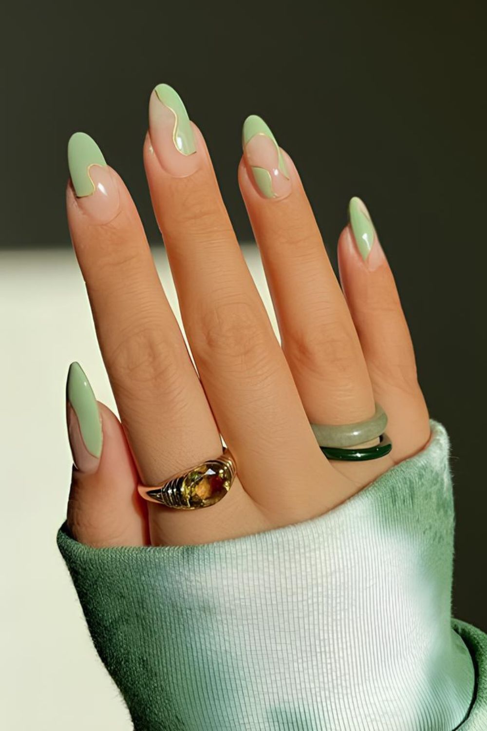 Green abstrast swirl nails