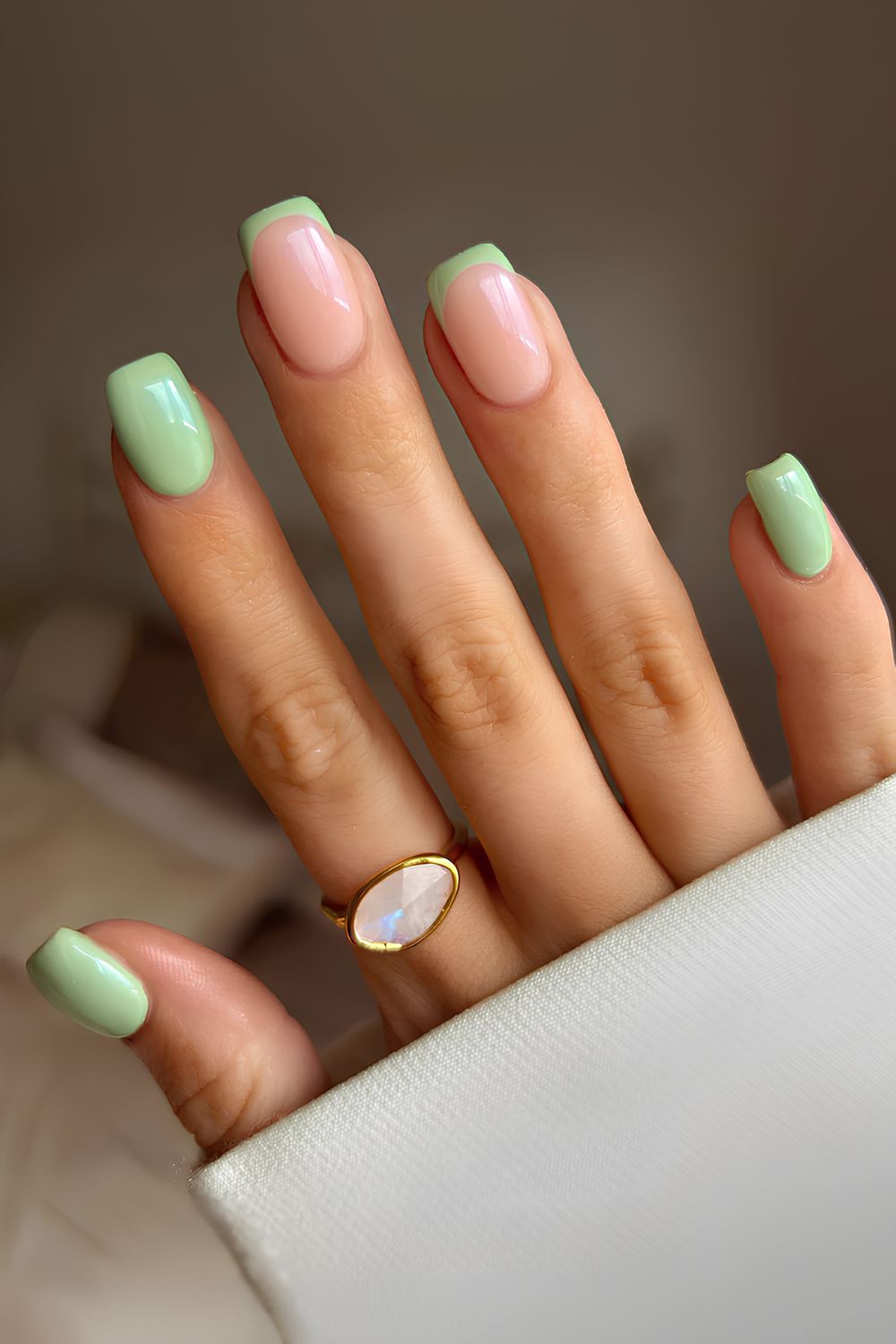 Green matcha-latte manicure