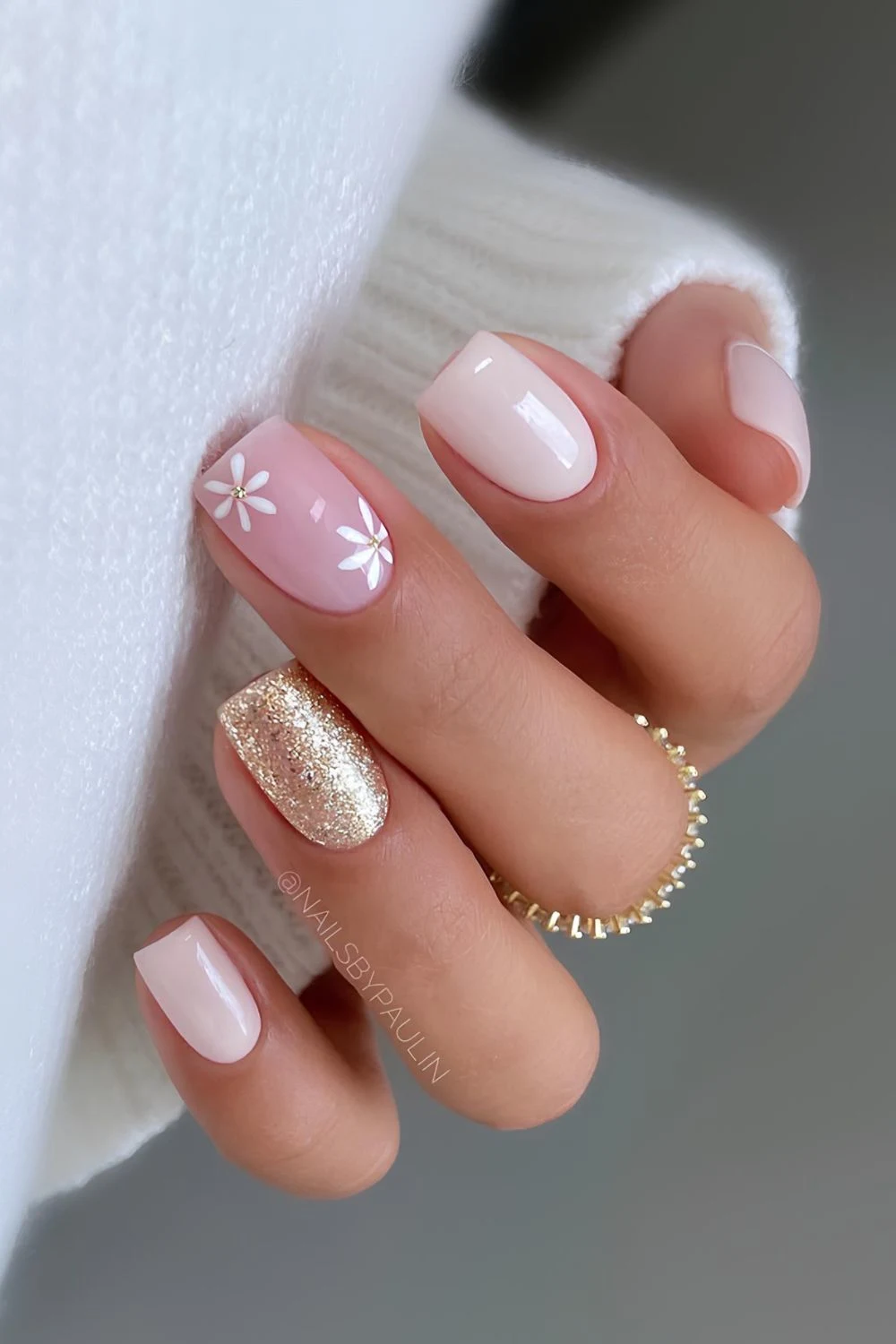 Neutral pink mani with flowers and glitter