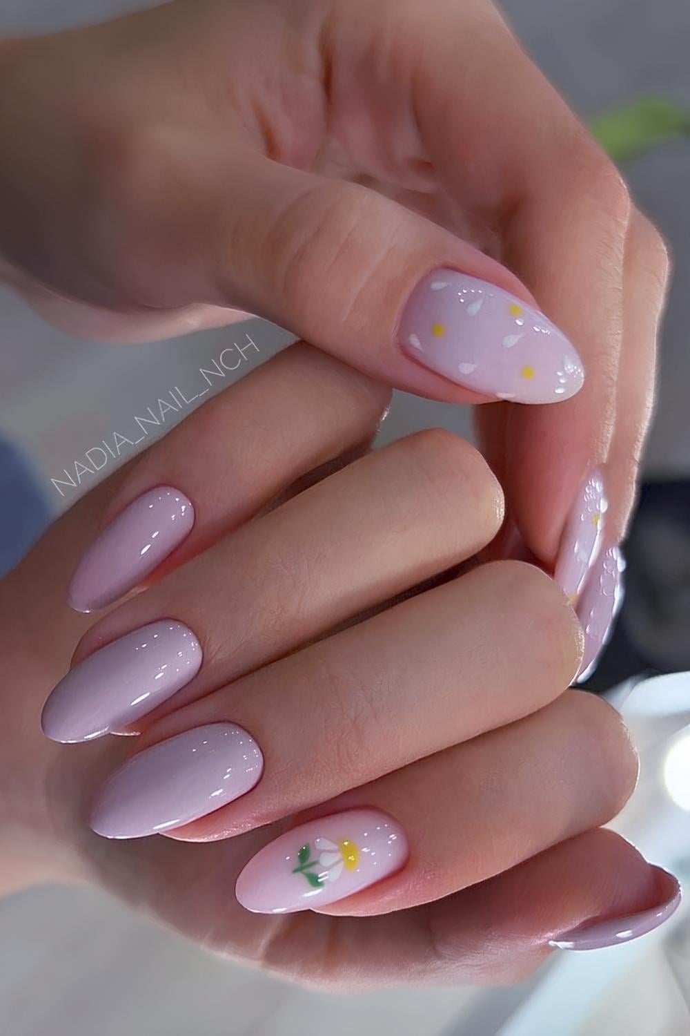 Pale purple nails with daisy art