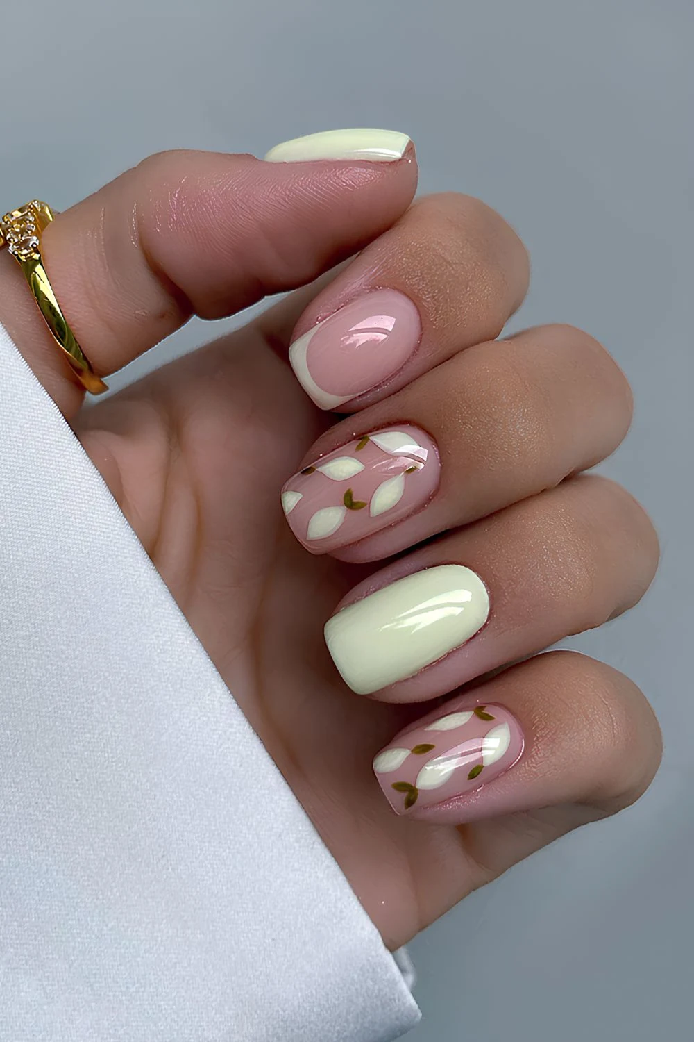 Pale yellow nails with lemon art