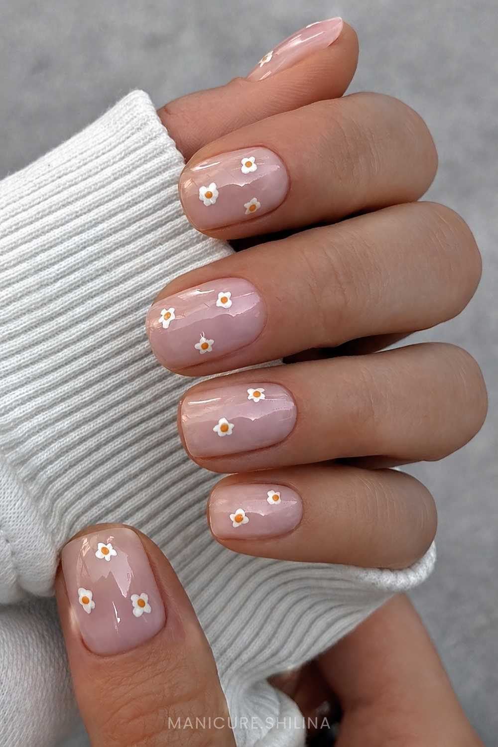 Pink jelly nails with daisy art