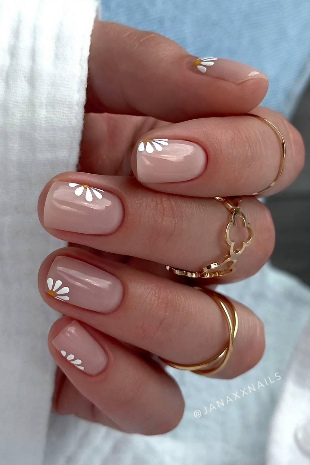 Short and sheer mani with daisy art
