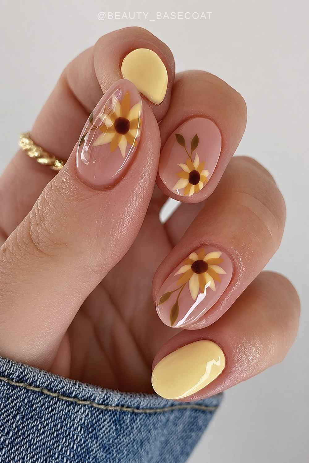 Short butter yellow sunflower mani