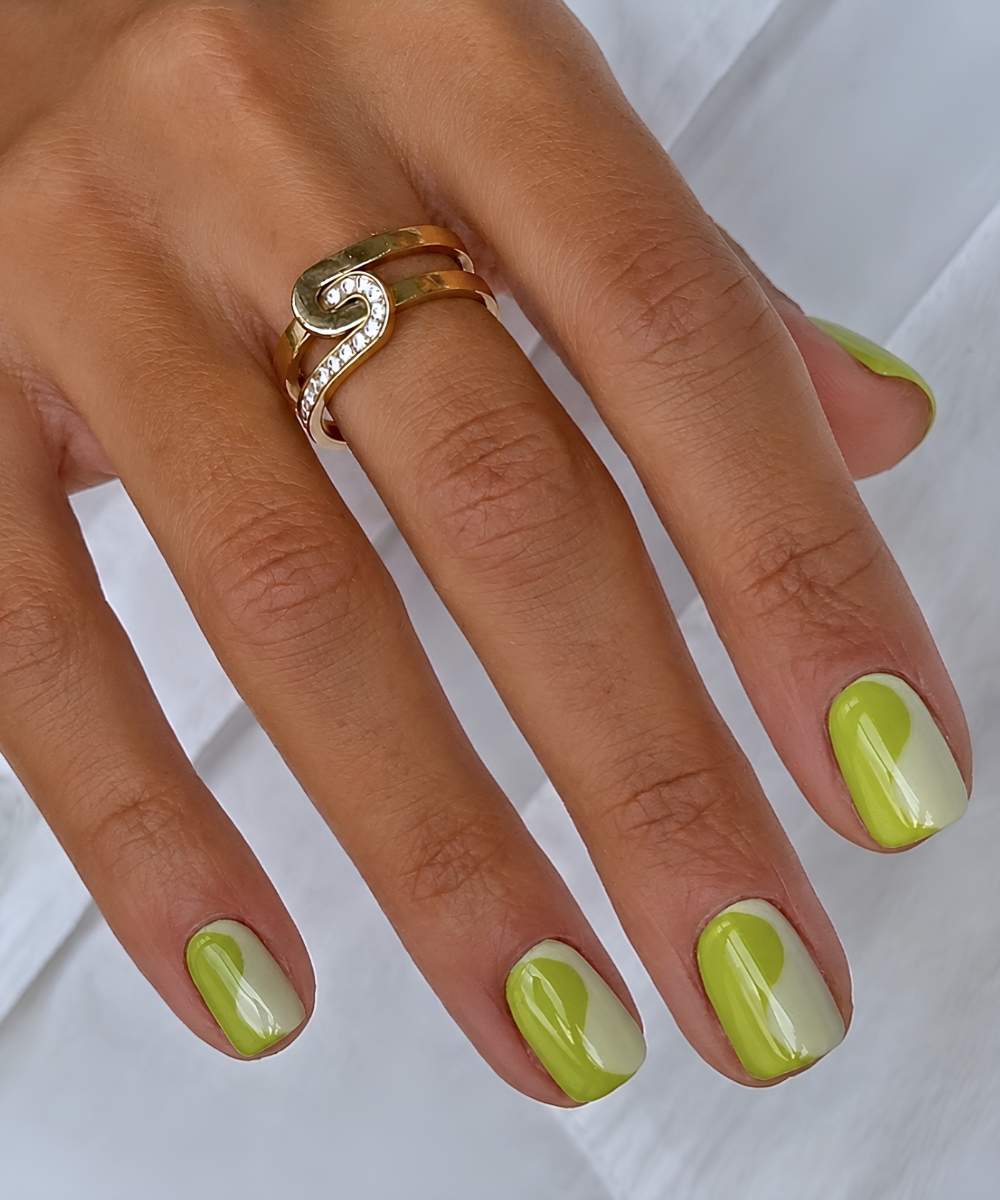 Split swirl nails in two shades of green