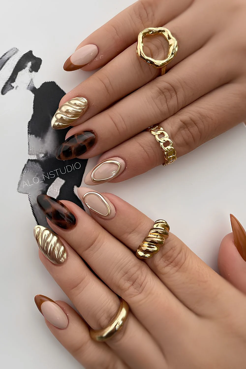 Tortoise shell nails with gold chrome accents