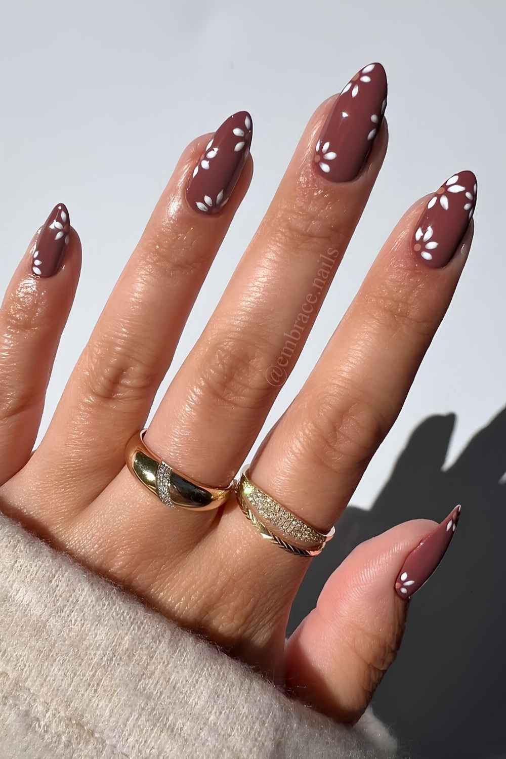Warm brown nails with daisy art