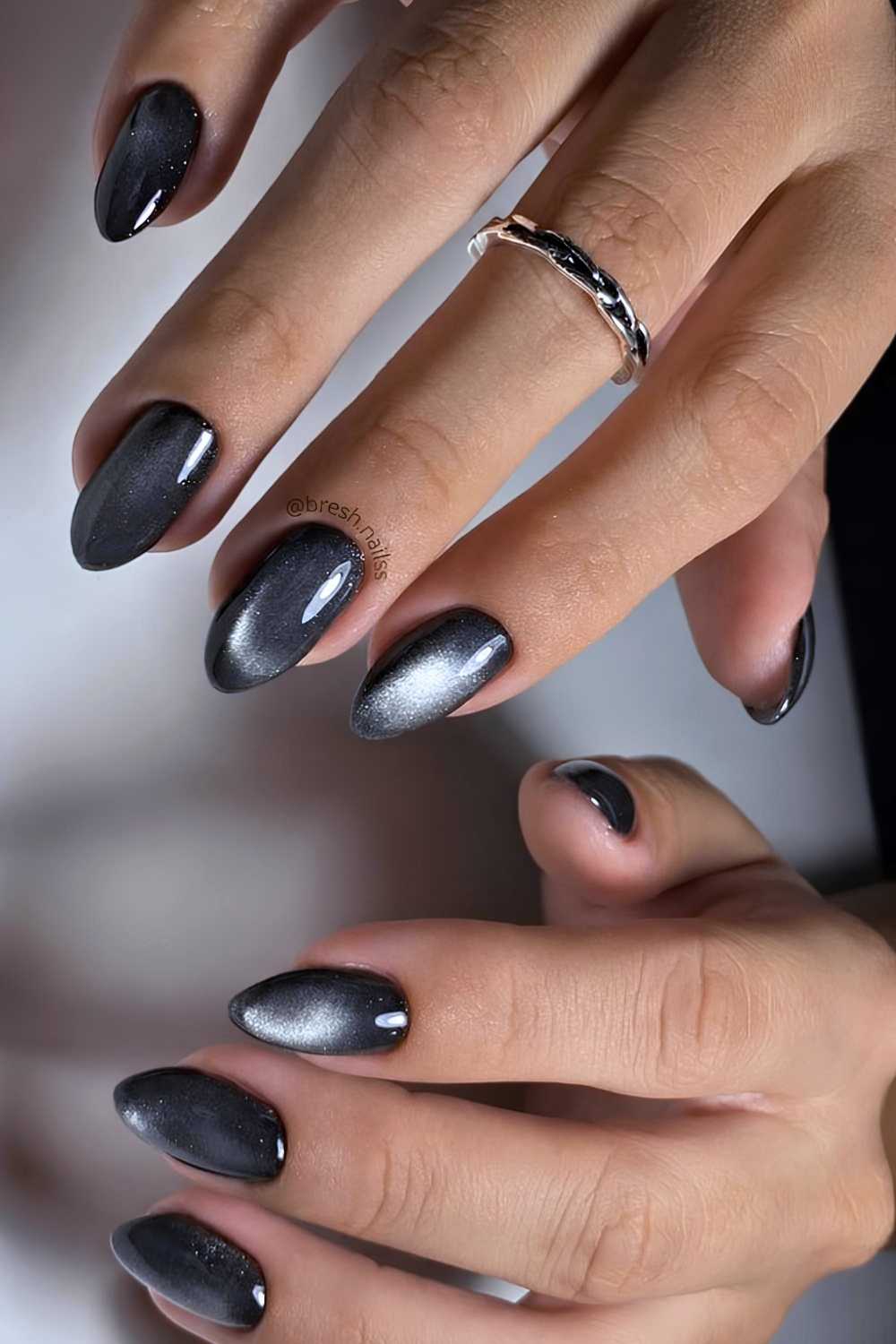 Black cat eye effect manicure