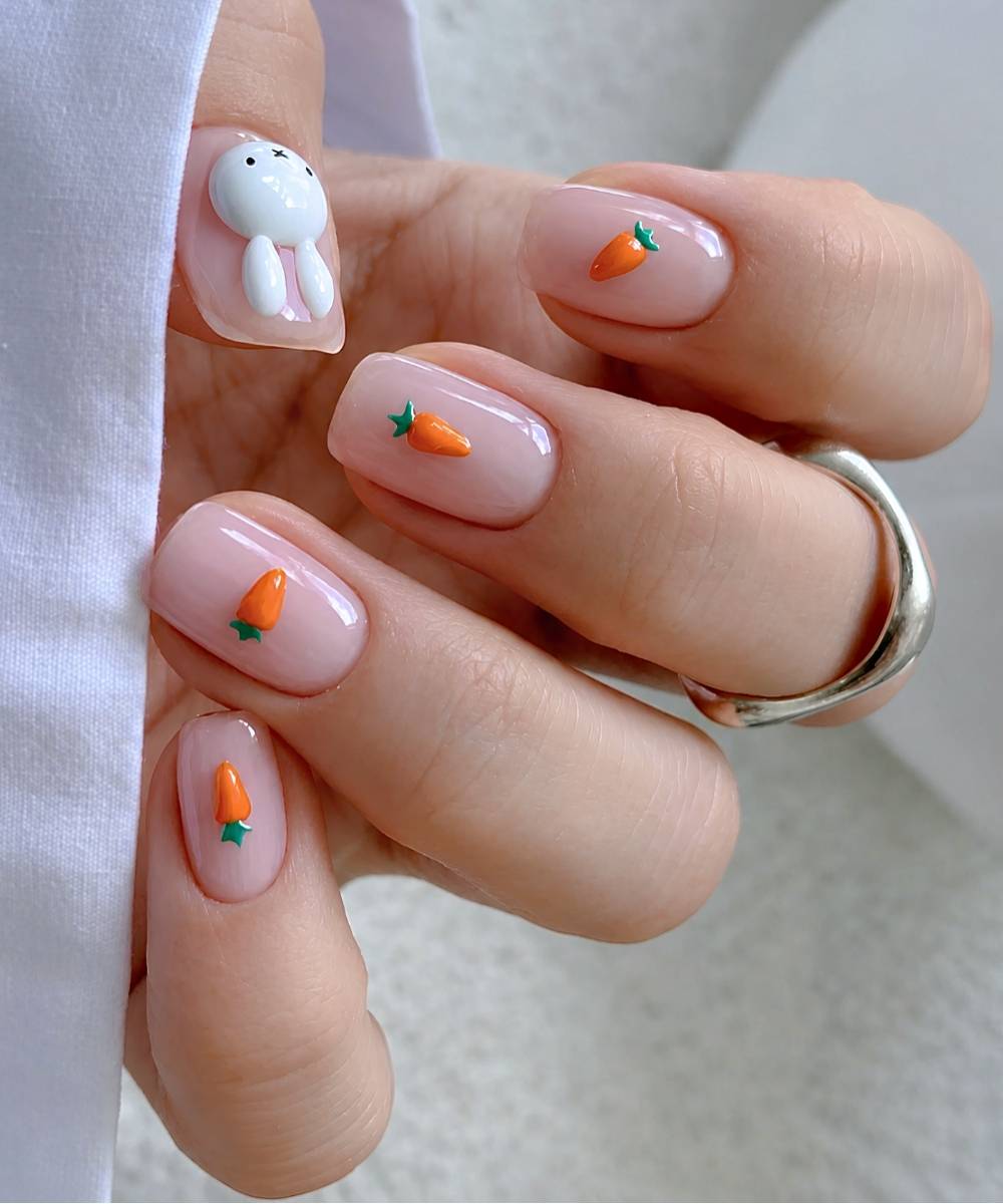 Short Easter mani with textured carrot and bunny art