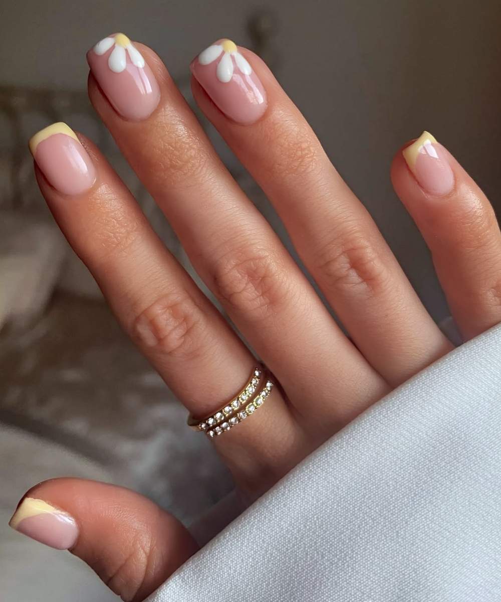 Short butter yellow French mani with daisies