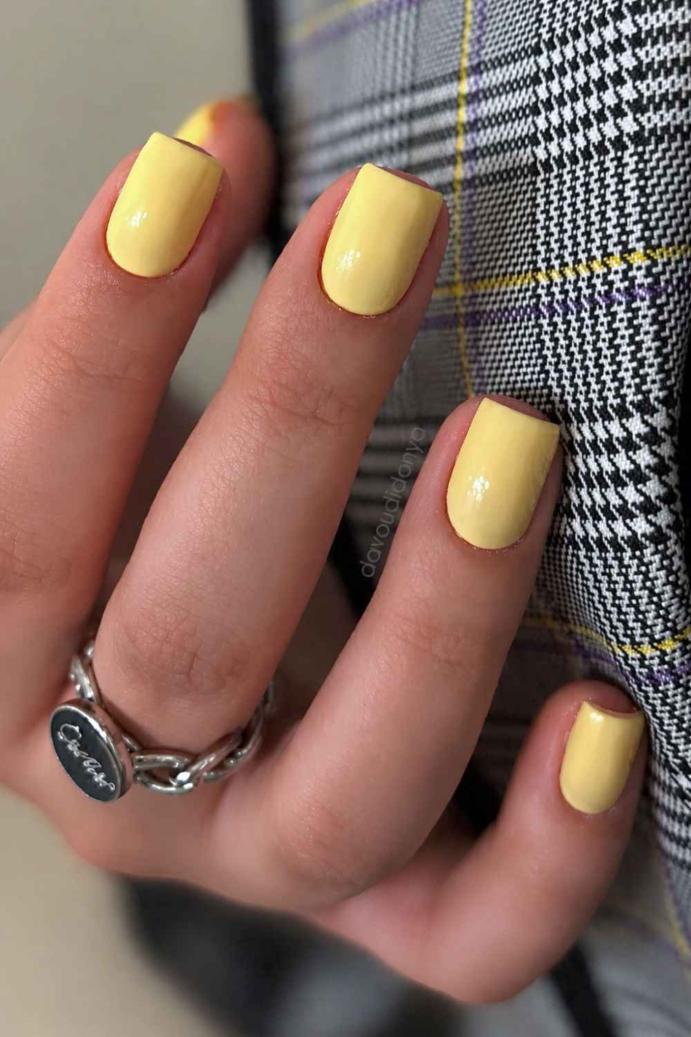 Short full coverage yellow nails