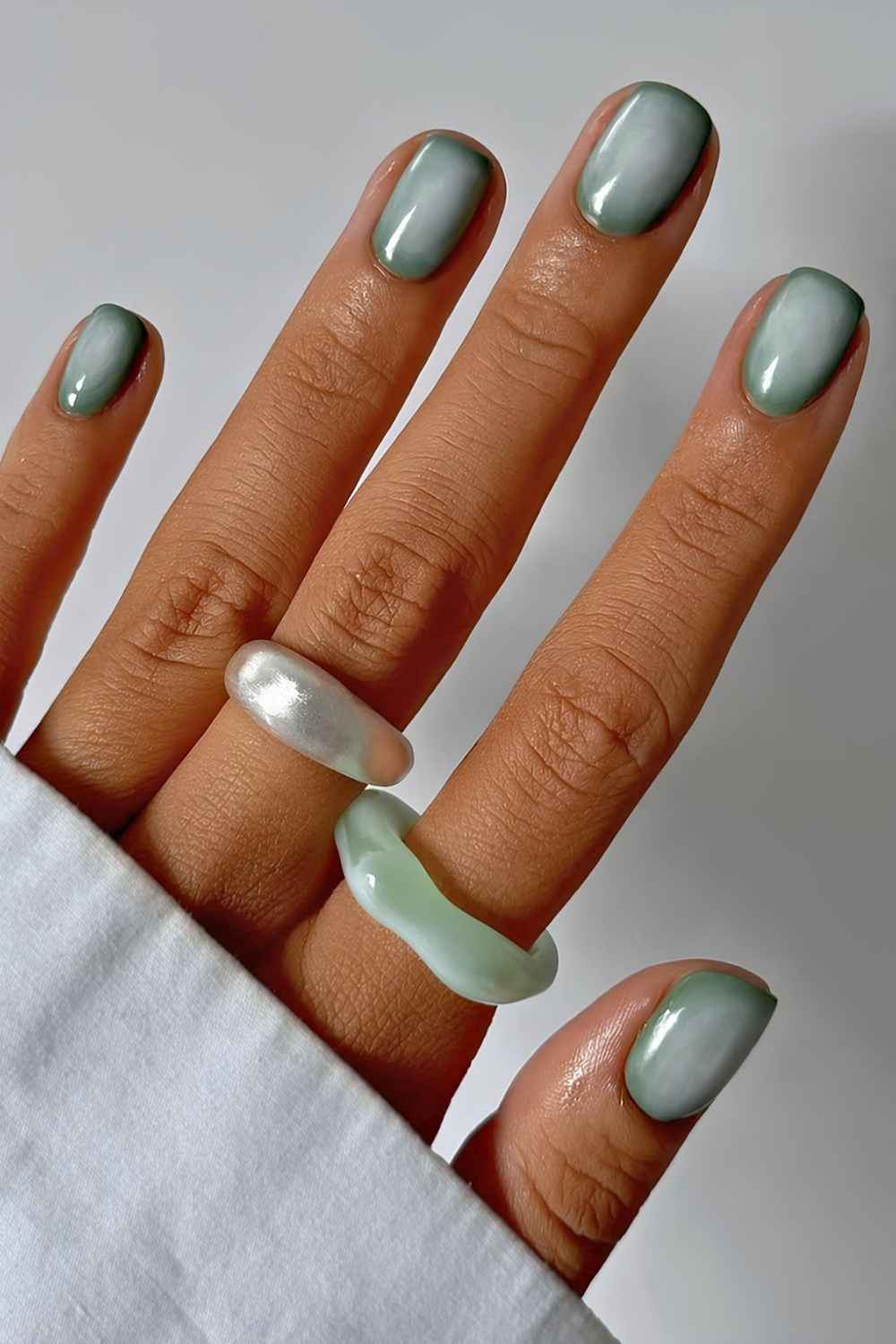 Short green aura effect mani
