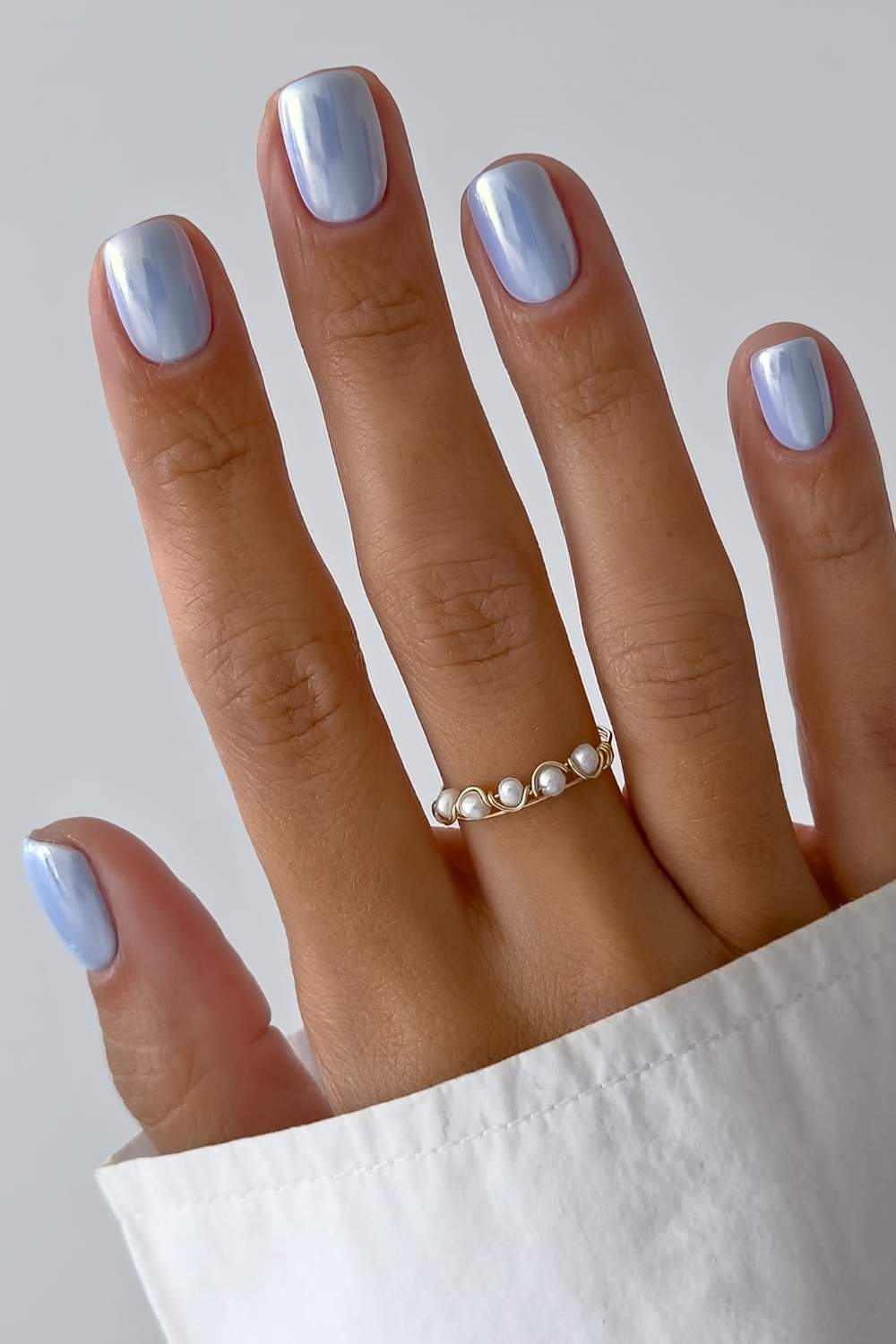 Short pearl blue chrome nails