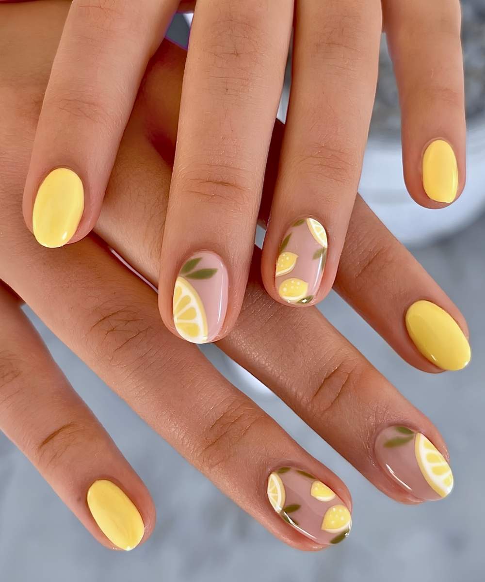 Short yellow mani with lemon art