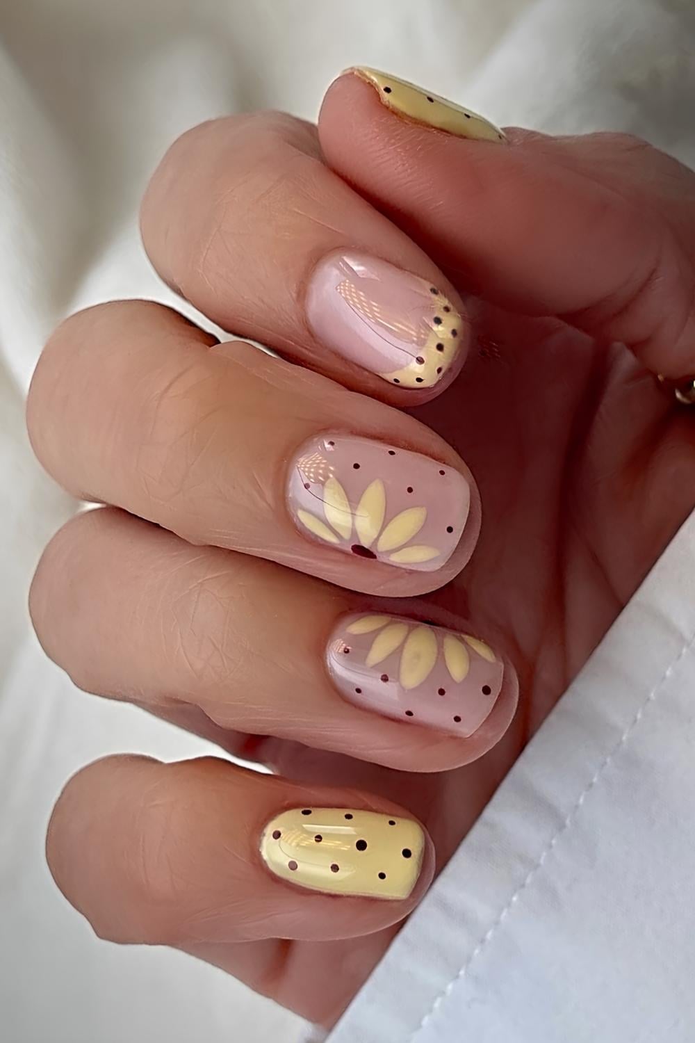 Short yellow mani with sunflowers and polka dots