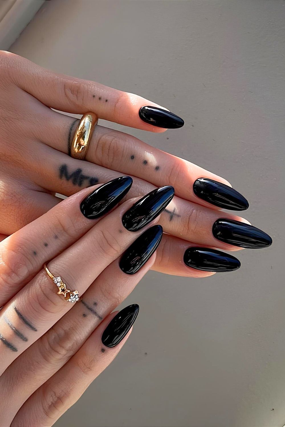 Black glossy almond nails