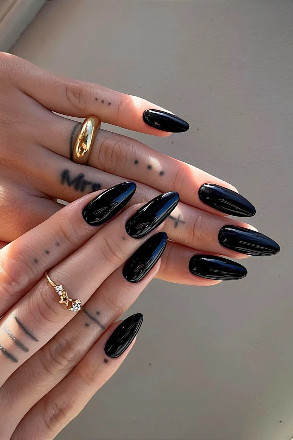 Black glossy almond nails