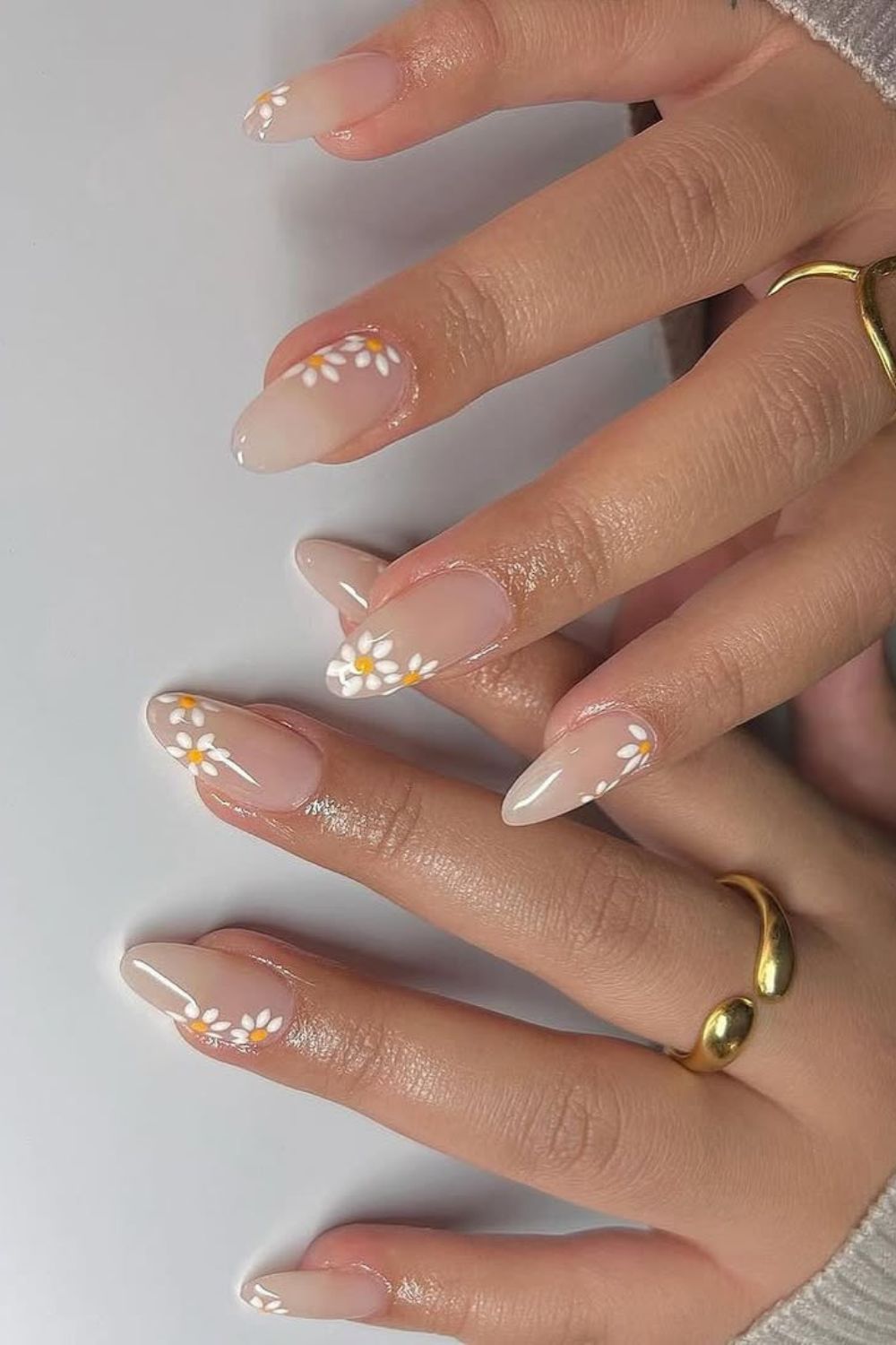 Milky nails with daisies