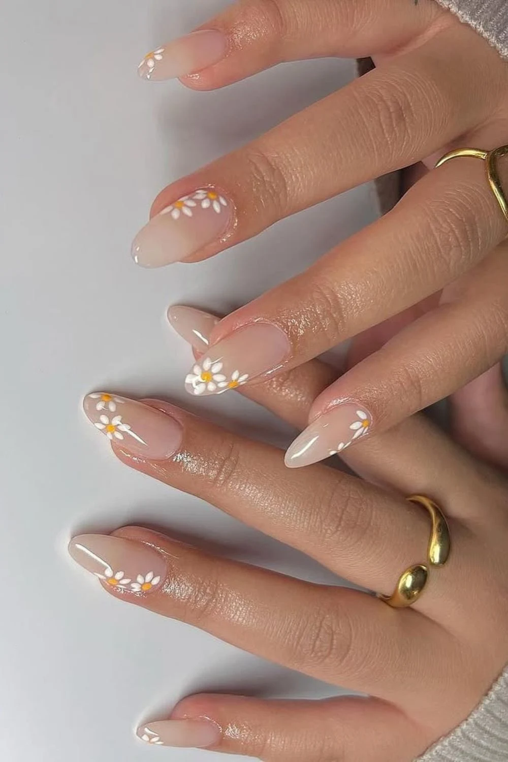 Milky nails with daisies