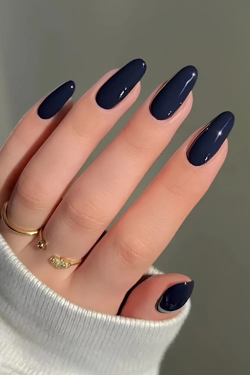 Navy blue solid almond mani