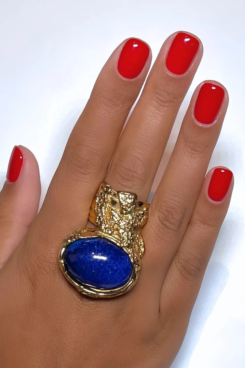 Red short nails