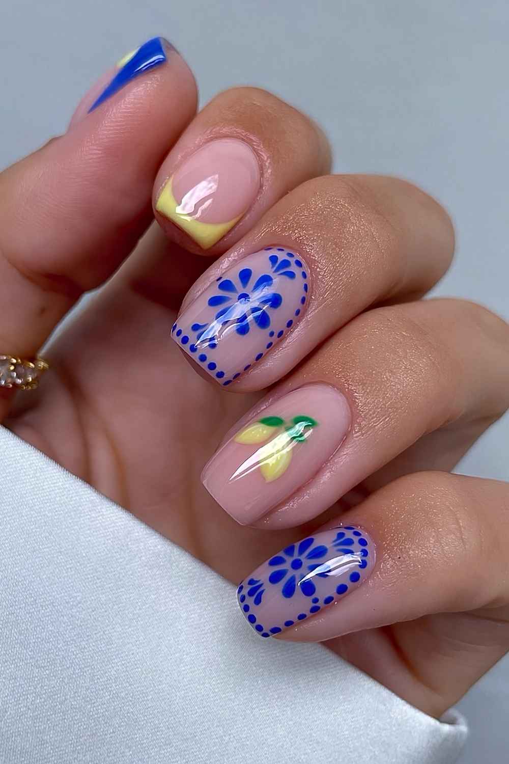 Short blue and yellow mani with lemons