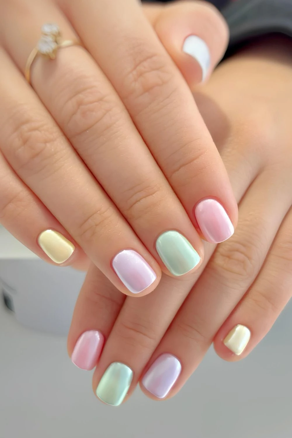 Short skittle nails in pastel hues with pearl effect