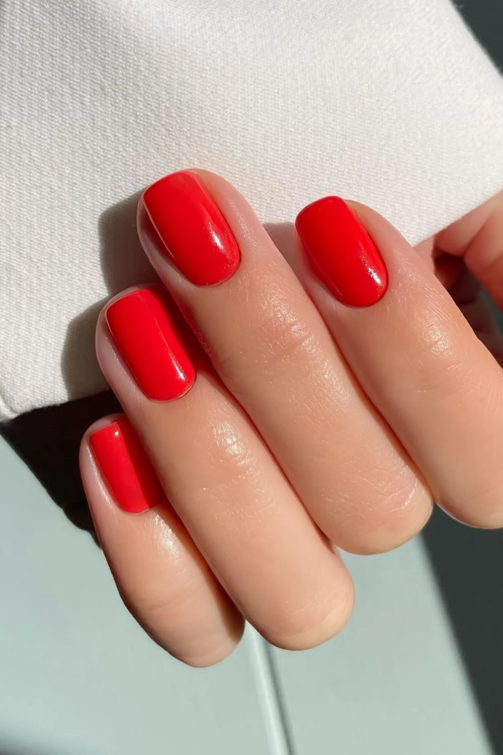 Bright red short mani